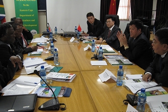 党委书记姚秋杰向南非东开普敦省政府副省长介绍学校情况