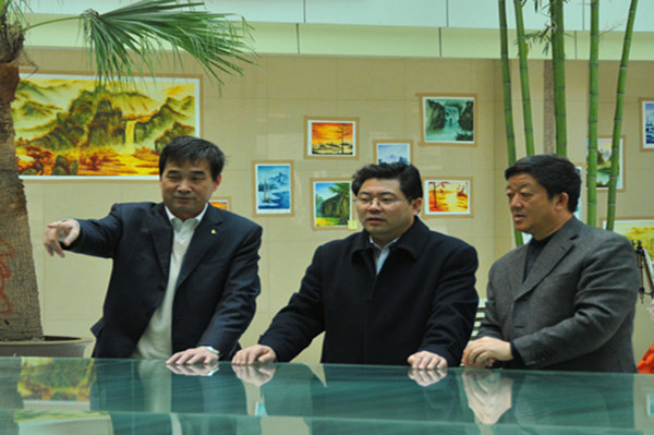 副省长隋忠诚在学校图书馆考察