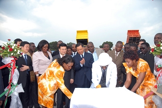 姚秋杰书记与李强民大使、金振吉副省长共同见证乔治•孔达副总统为奠基纪念碑封砖