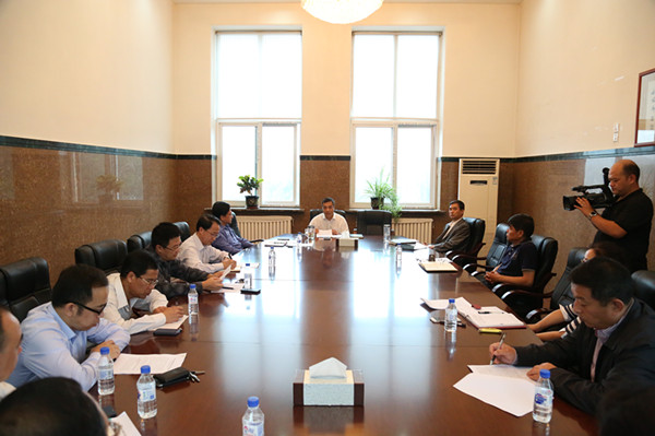 校党委理论学习中心组开展专题学习研讨（扩大会）