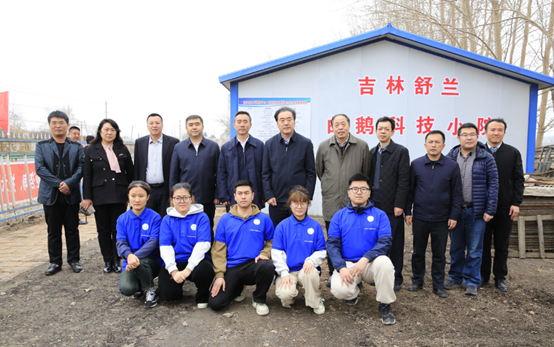 一群人站在一起合影 描述已自动生成