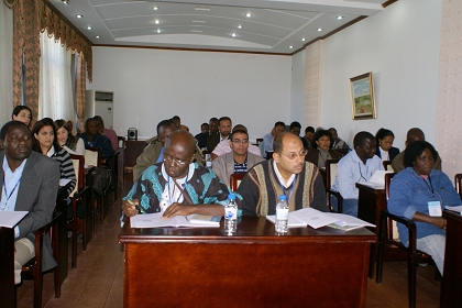 学员们在认真听课