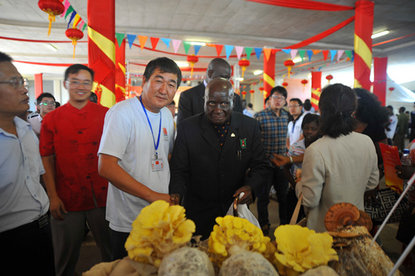 赞比亚开国总统卡翁达参观示范中心展区