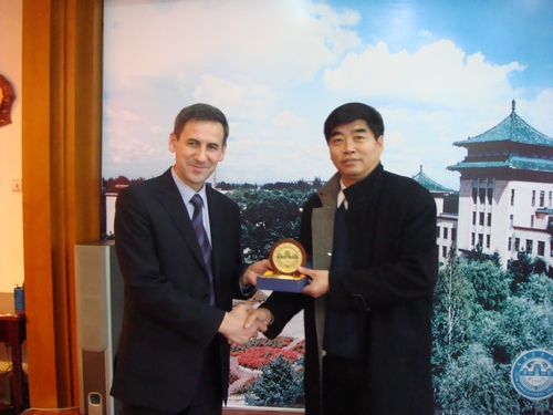 副校长孙少平向代表团赠送纪念品并合影留念