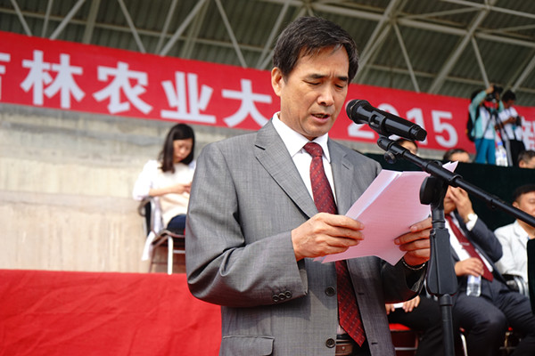 校长秦贵信讲话