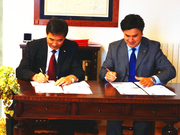 校长秦贵信与意大利卡麦利诺大学校长科拉迪尼签署合作办学项目人才培养方案