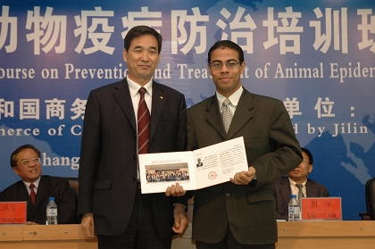 秦贵信校长为学员颁发结业证书