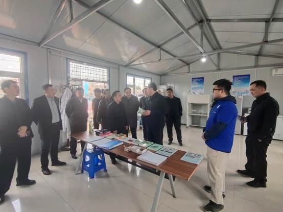 人们站在房间里 描述已自动生成